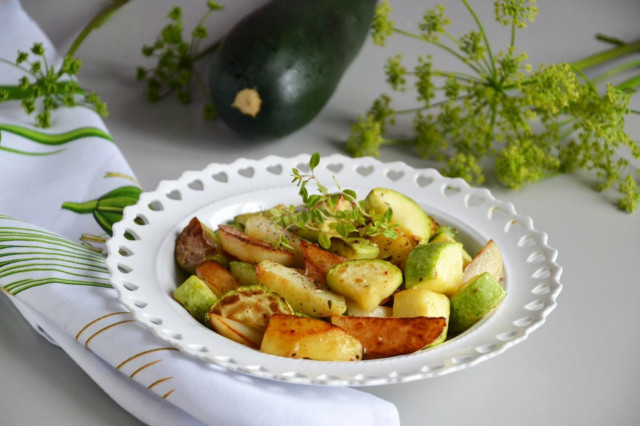 Potatoes with zucchini in a frying pan
