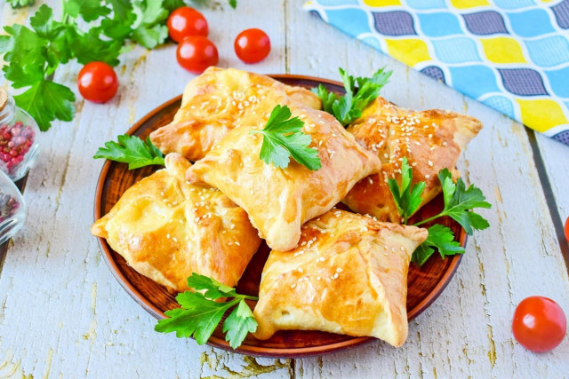 Puff pastry envelopes in the oven with chicken cheese and potatoes