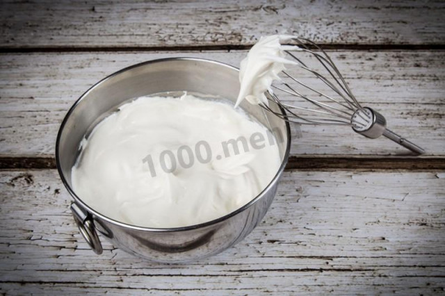 Whipped cream with vanilla sugar and powdered sugar