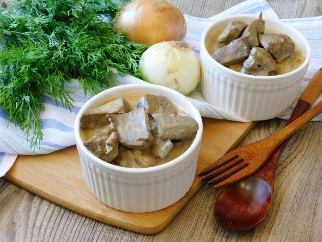 Liver stewed in sour cream with onions