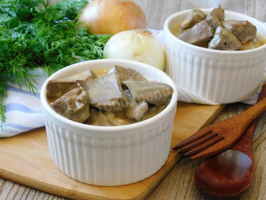 Liver stewed in sour cream with onions