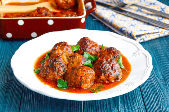Meatballs in the oven with gravy