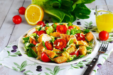 Salad with chicken breast and crackers