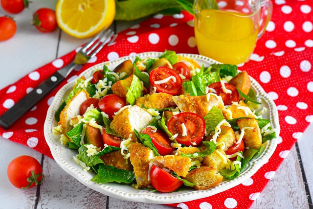 Salad with chicken breast and crackers