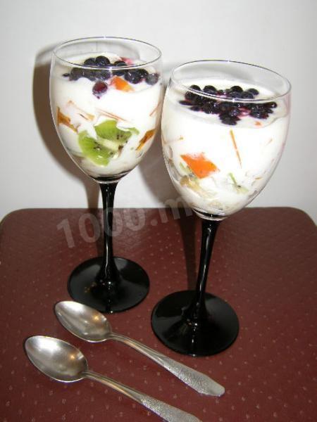 Fruit yogurt with kiwi, persimmon, blueberries and bananas