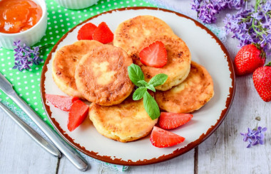 Cheesecakes without semolina in a frying pan