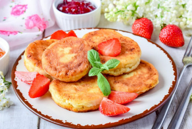 Cheesecakes without semolina in a frying pan