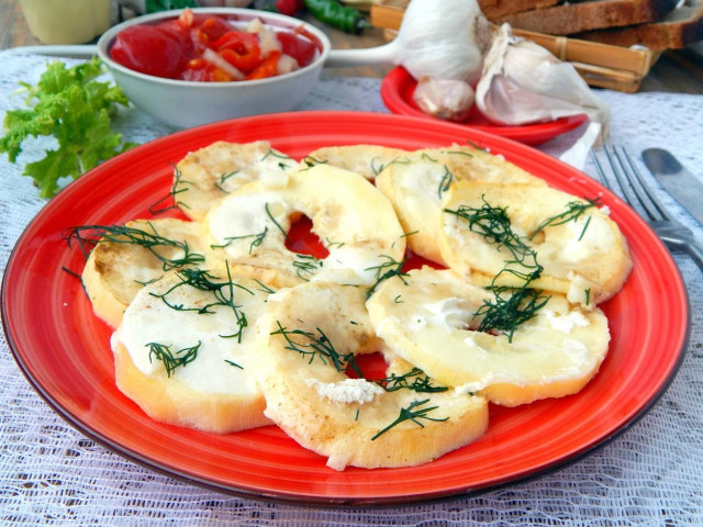Zucchini in sour cream with garlic