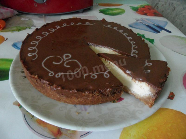 Cheesecake without cottage cheese with sour cream from cookies in the oven