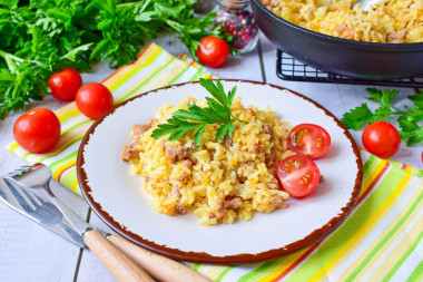 Rice with minced meat in sour cream