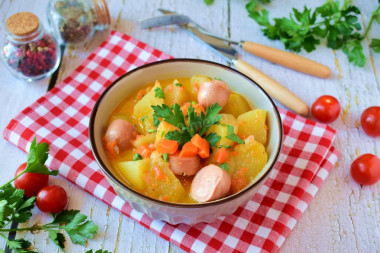 Stewed potatoes with sausages in a frying pan