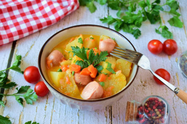 Stewed potatoes with sausages in a frying pan