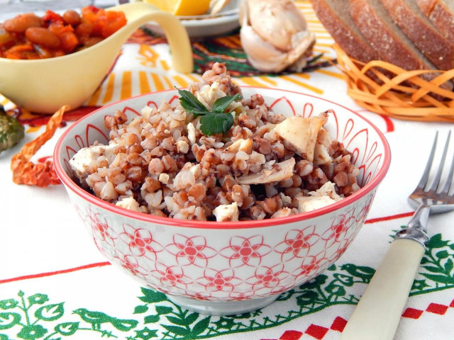 Buckwheat pilaf with chicken in a frying pan