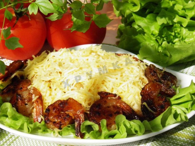 Salad with fried king prawns, cheese and mayonnaise