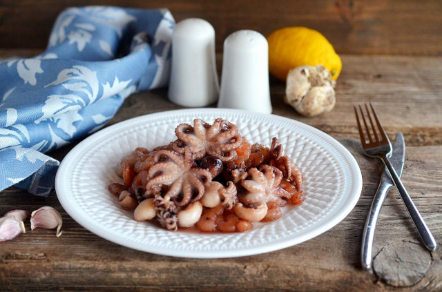 Frozen sea cocktail in a frying pan