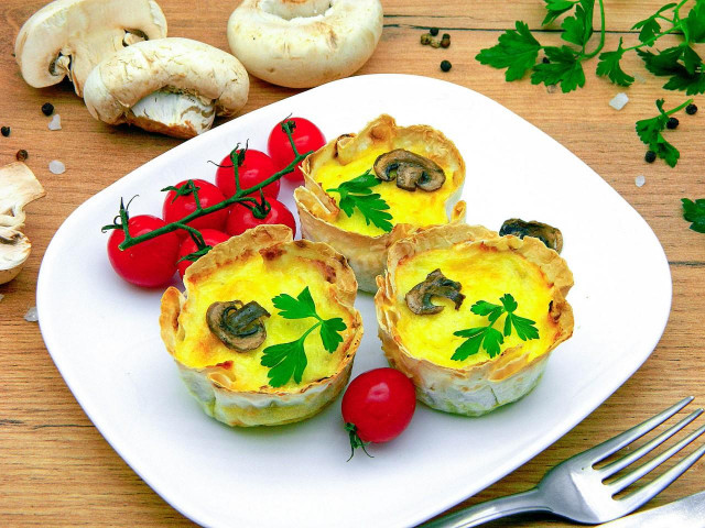 Tartlets with mushrooms and cheese