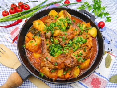 Rabbit stewed with potatoes