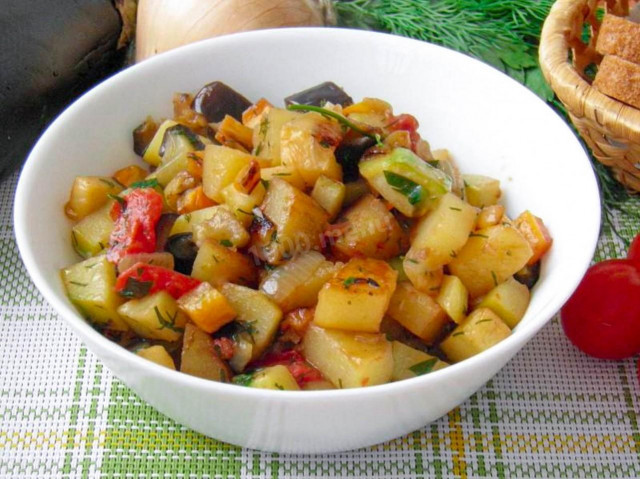 Stew from zucchini, eggplant and potatoes quickly and simply
