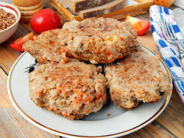 Buckwheat cutlets with minced meat in a frying pan