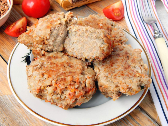 Buckwheat cutlets with minced meat in a frying pan