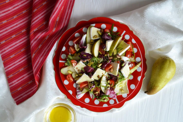 Salad with pears, brie cheese and cherry tomatoes