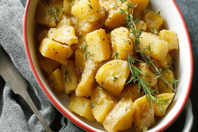 Potatoes in sour cream with garlic