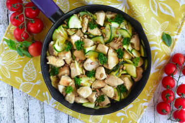 Chicken pan with zucchini