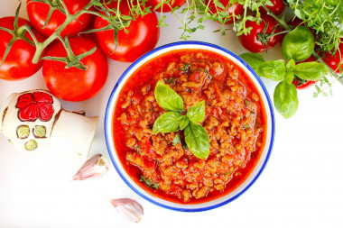 Simple Bolognese sauce with tomato paste