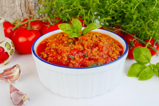 Simple Bolognese sauce with tomato paste