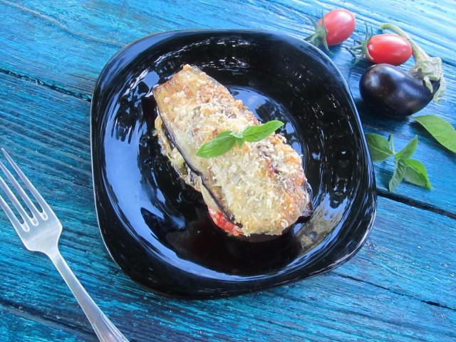 Eggplant with vegetables baked in the oven