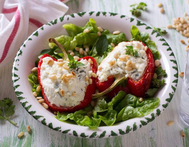 Bell pepper with cottage cheese and herbs