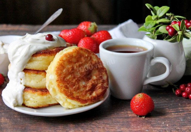 Kefir cheese pancakes with cottage cheese in a frying pan