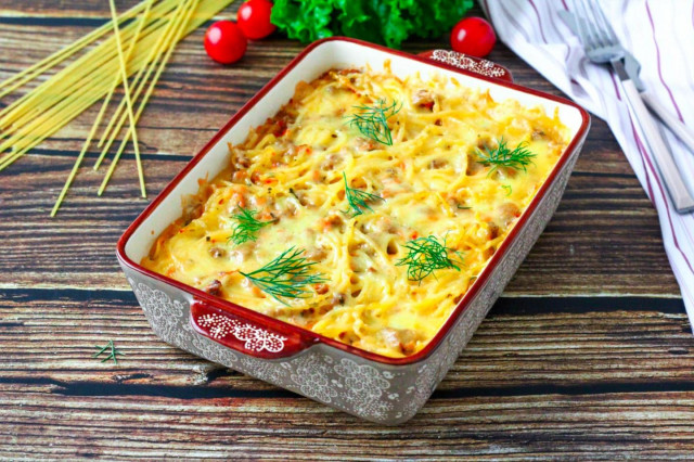 Vermicelli casserole with minced meat in the oven