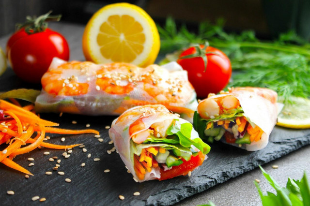 Rice paper spring rolls with shrimp and vegetables