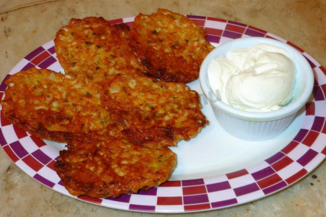 Onion pancakes with carrots on sour cream