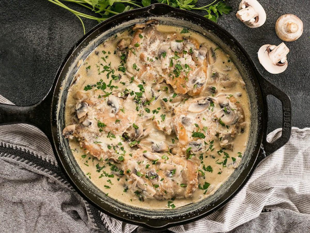 Chicken with mushrooms in sour cream