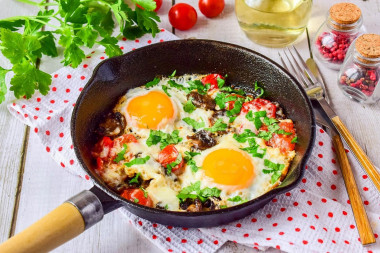 Fried eggs with mushrooms, mushrooms, tomatoes and cheese