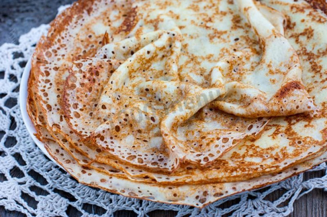 Fishnet pancakes with cream