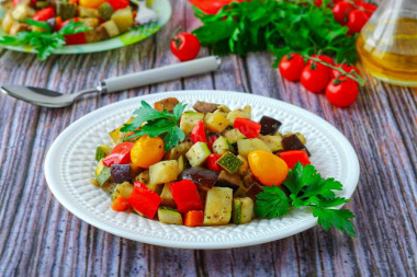 Vegetable stew with potatoes in the oven