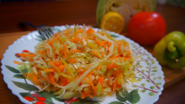Cabbage salad with lemon juice