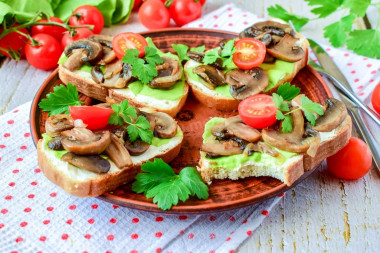 Sandwiches with mushrooms