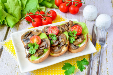 Sandwiches with mushrooms