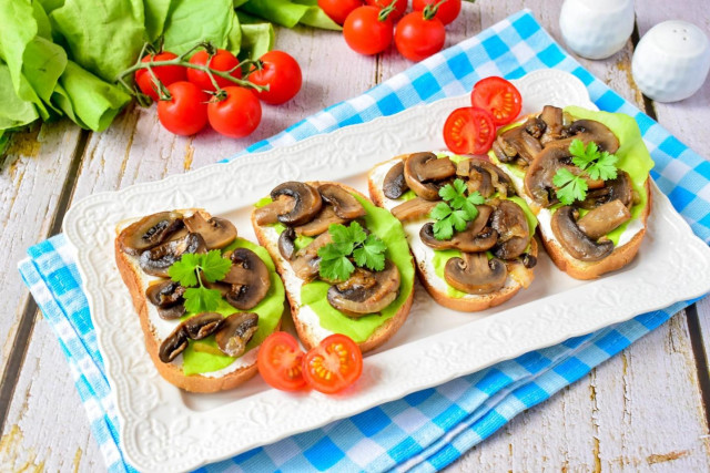 Sandwiches with mushrooms