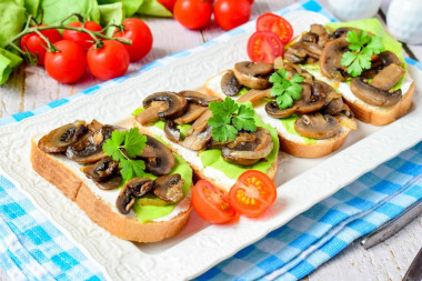 Sandwiches with mushrooms