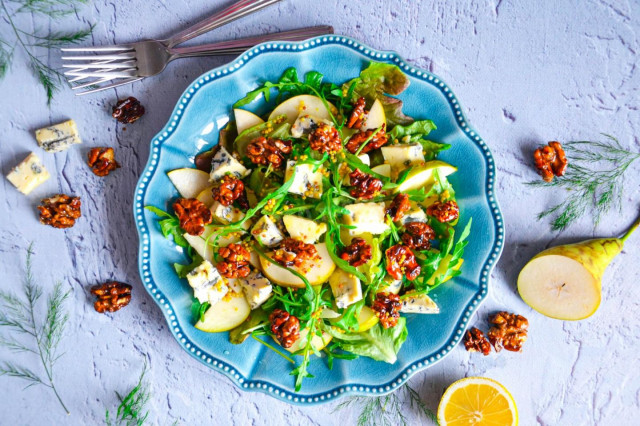 Salad with pear and cheese dor blue