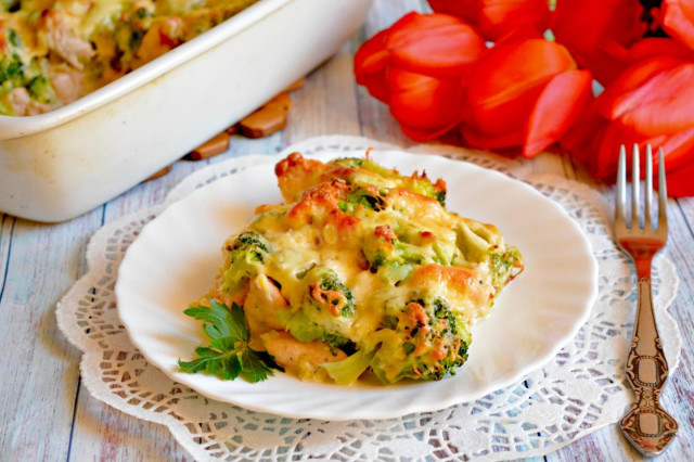 Casserole with broccoli and chicken