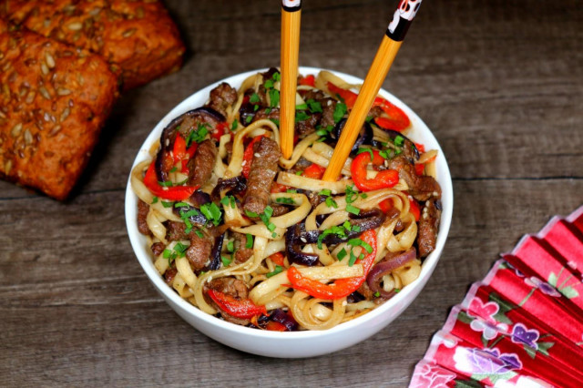 Noodles with beef and vegetables