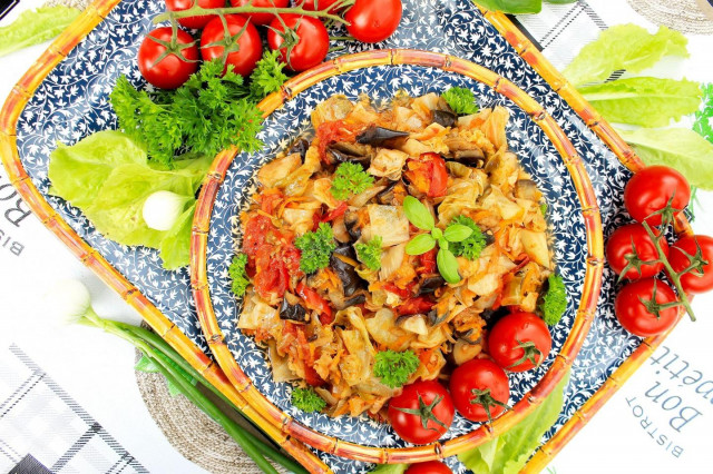 Cabbage stew with eggplant and tomatoes