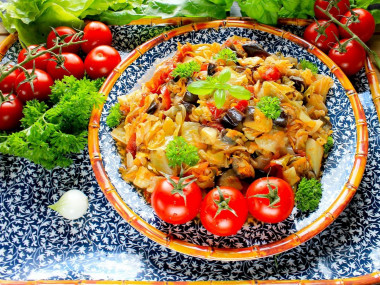 Cabbage stew with eggplant and tomatoes