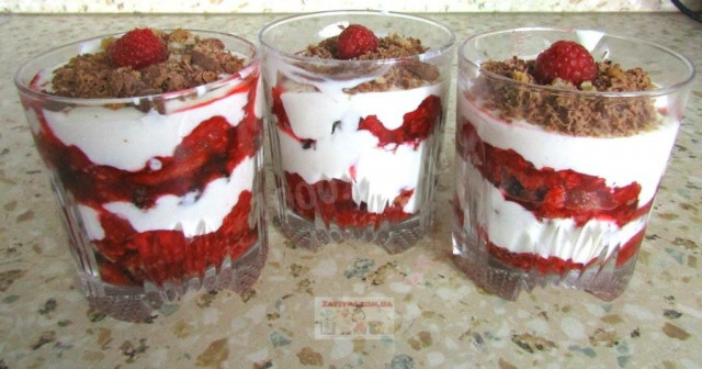 Cottage cheese and chocolate dessert with raspberries